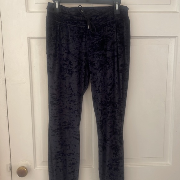 Black Lululemon “ready to crush” crushed velvet joggers size 6 - Picture 4 of 9